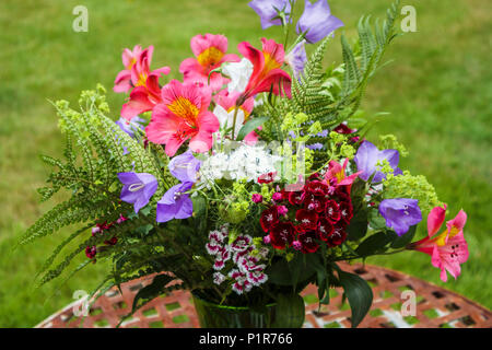 Sommerlicher Blumenschmuck: Bündel von gemischten bunten frühe Blüte im Englischen Garten Blumen aus mehreren Sorten in einer Vase angeordnet Stockfoto