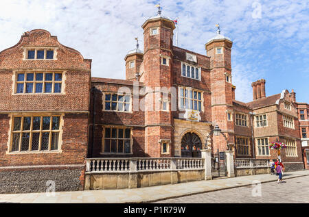 Abbot's Hospital, ein Wahrzeichen wohltätigen Almosen - Haus historische Gebäude in der High Street, Guildford, Hauptstadt der Grafschaft Surrey, Südosten, England, Grossbritannien Stockfoto