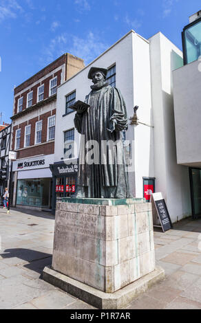 Statue von George Abbot, christliche Kirche von England, Erzbischof von Canterbury, High Street, Guildford, Hauptstadt der Grafschaft Surrey, Südosten, England, Grossbritannien Stockfoto