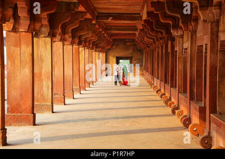 Paar durch niedrigere Haramsara in Fatehpur Sikri, Uttar Pradesh, Indien. Fatehpur Sikri ist einer der am besten erhaltenen Beispiele der Mughal Architektur Stockfoto