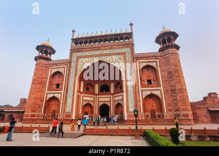 Touristen stehen in der Nähe von Darwaza-i-Rauza (große Tor) in Chowk-i Jilo Khana Hof, Taj Mahal Komplex, Agra, Indien. Das Tor ist der Haupteingang zum Stockfoto