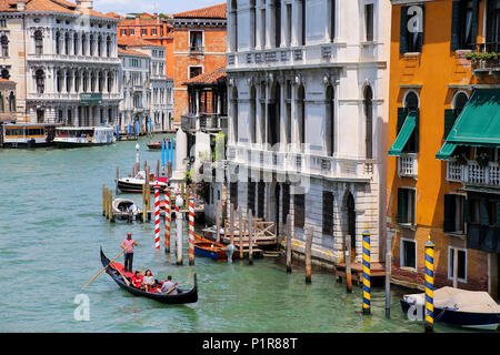 Gondoliere rudern Gondel mit Touristen am Grand Canal in Venedig, Italien. Venedig ist auf eine Gruppe von 117 kleinen Inseln, die durch c getrennt sind Stockfoto