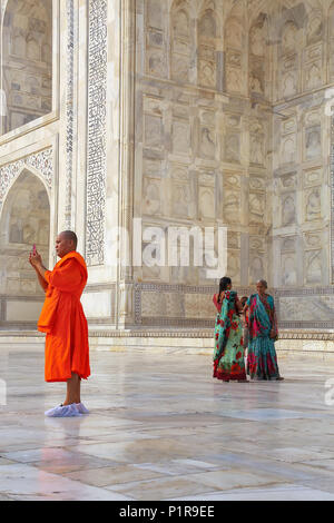 Touristen stehen außen Taj Mahal in Agra, Uttar Pradesh, Indien. Taj Mahal wurde 1983 zum UNESCO-Weltkulturerbe erklärt. Stockfoto