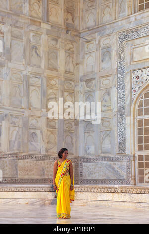 Frau außerhalb des Taj Mahal in Agra, Uttar Pradesh, Indien stehen. Taj Mahal wurde als UNESCO-Weltkulturerbe im Jahr 1983 bezeichnet. Stockfoto