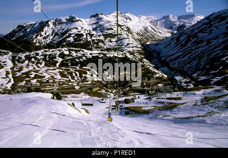 Spanien - ARAGON - Jacetania (Kreis) - huesca. Estación de Ski de Candanchú; pistas, telesilla y Ciudad Al Fondo; más al Fondo y derecha Valle de Aspe. Stockfoto