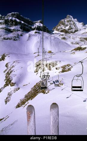 Spanien - ARAGON - Jacetania (Kreis) - huesca. Estación de Ski de Candanchú; telesilla/paisaje de montaña/pistas Zona alta. Stockfoto