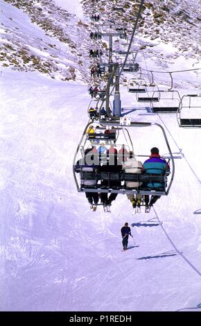 Spanien - ARAGON - Jacetania (Kreis) - huesca. Estación de Ski de Candanchú; telesilla/pistas Zona alta. Stockfoto