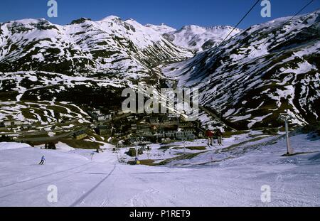 Spanien - ARAGON - Jacetania (Kreis) - huesca. Estación de Ski de Candanchú; pistas/ciudad/Zona Servicios - hosteleria. Stockfoto