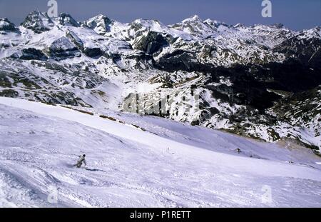 Spanien - ARAGON - Jacetania (Kreis) - huesca. Estación de Ski de Aspe; pistas/Vistas hacia Zona de Candanchú. Stockfoto