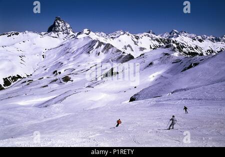 Spanien - ARAGON - Jacetania (Kreis) - huesca. Estación de Ski de Aspe; pistas/esquiadores/paisaje Nevado de Montaña. Stockfoto