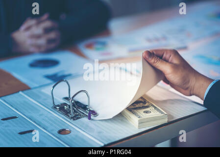 Unternehmer erhalten Geld in den Umschlag in der Datei angeboten - gegen Bestechung und Korruption Konzepte Stockfoto