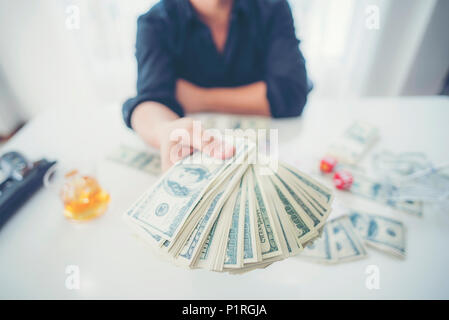 Mann mit viel Geld in der Hand, den geschäftlichen Erfolg Konzept. Stockfoto