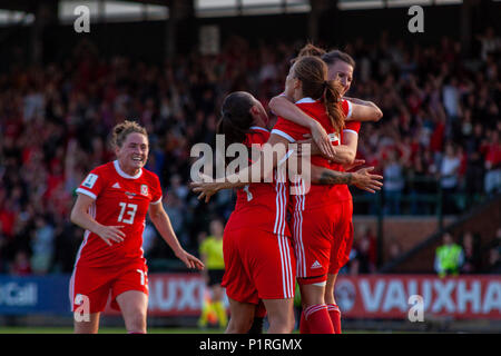 Newport, Wales. 12 Juni, 2018. Wales "Rachel Rowe in Aktion gegen Russland an Spytty Park bei der FIFA-Frauen WM-Qualifikationsspiel. Stockfoto