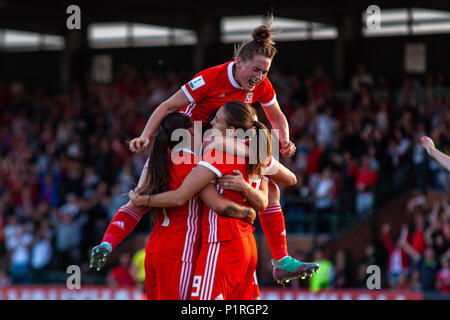 Newport, Wales. 12 Juni, 2018. Wales "Rachel Rowe in Aktion gegen Russland an Spytty Park bei der FIFA-Frauen WM-Qualifikationsspiel. Stockfoto