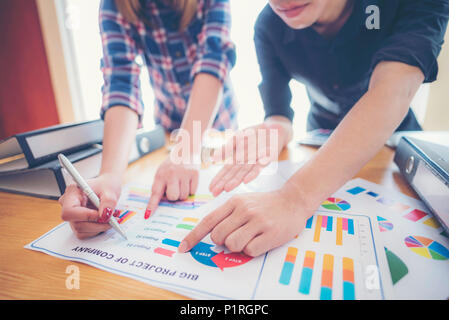 Finanzielle Papierdiagramme und Grafiken auf dem Tisch Stockfoto