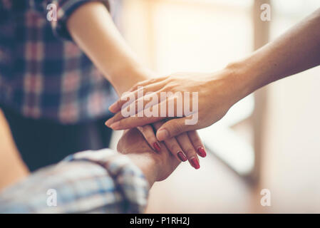 Geschäft Leute die Hände schütteln, bis Beendigung einer Versammlung Stockfoto