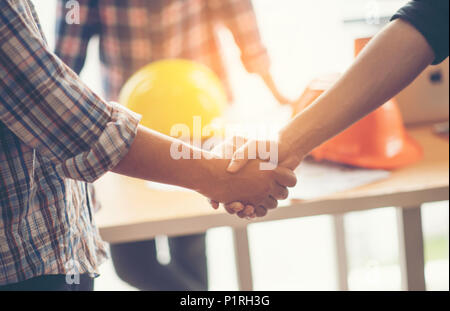 Geschäft Leute die Hände schütteln, bis Beendigung einer Versammlung Stockfoto