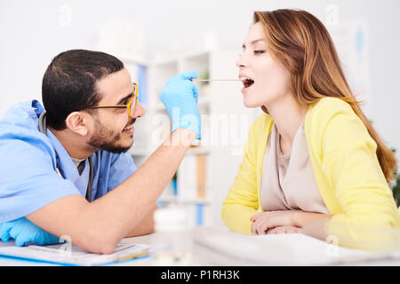 Arzt untersuchen junge Frau Stockfoto