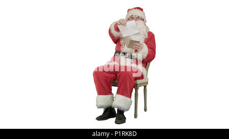 Santa Claus sitzt auf Stuhl mit Buchstaben in die Hände auf weißem Hintergrund Stockfoto