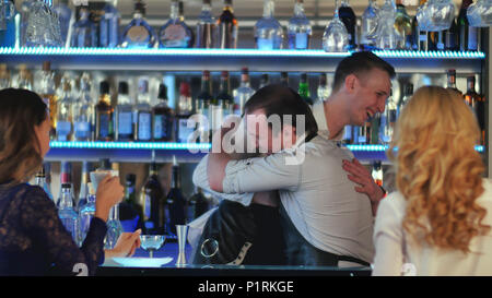 Barkeeper fickt junge Kollegin hinter der Theke Barkeeper fickt junge Kollegin hinter der Theke