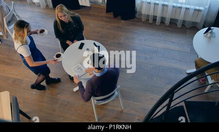 Kellnerin Kaffee ein paar dienen Stockfoto