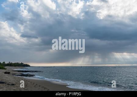 Dramatische Himmel über dem Pazifischen Ozean in der Zeit nach dem Vulkanausbruch auf der grossen Insel von Hawaii Stockfoto