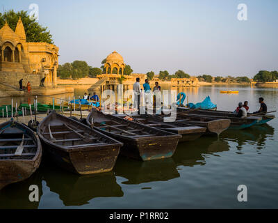 Gadsisar Sagar See, ein Stausee in der Nähe von Jaisalmer, Jaisalmer, Rajasthan, Indien Stockfoto