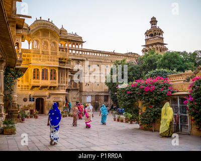 Indische Frauen in bunten Saris in einer Stadt square; Jaisalmer, Rajasthan, Indien Stockfoto