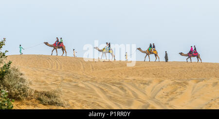 Camel Safari auf dem Lakhmana Dünen, Indien Stockfoto