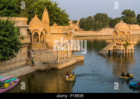 Gadsisar Sagar See, ein Stausee in der Nähe von Jaisalmer, Jaisalmer, Rajasthan, Indien Stockfoto