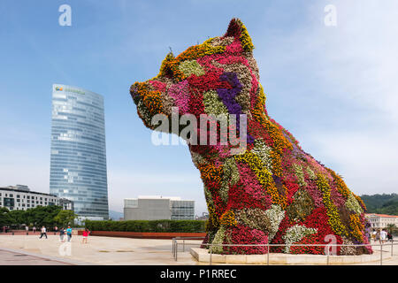 Der Welpe, eine florale Skulptur von Jeff Koons, mit Iberdrola Turm im Hintergrund, Guggenheim Museum, Bilbao, Vizcaya, País Vasco, Spanien Stockfoto