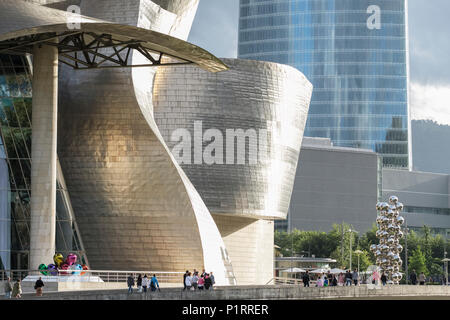 Guggenheim Museum, mit Iberdrola Turm im Hintergrund, Bilbao, Vizcaya, País Vasco, Euskadi, Spanien Stockfoto