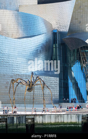 "Aman", eine riesige Spinne Skulptur von Louise Bourgeois, außerhalb des Guggenheim Museum, Bilbao, Vizcaya, País Vasco, Spanien Stockfoto