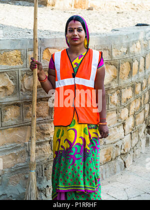 Portrait einer indischen Frau das Tragen einer Warnweste und halten einen Besen, Jaisalmer, Rajasthan, Indien Stockfoto