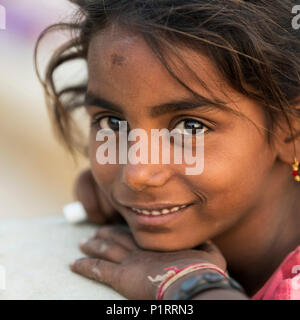 Porträt eines jungen indischen Mädchen, Jaisalmer, Rajasthan, Indien Stockfoto