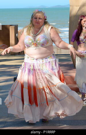 Eine übergewichtige Frau tanzen in der traditionellen Kleidung Stockfoto