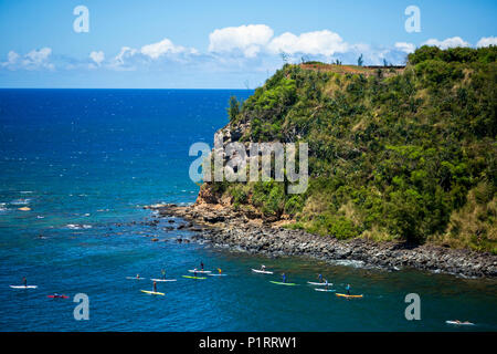 Gruppe Paddler Boarder und Stand Up Paddle Boarder, Paddeln von Maliko für eine Küste laufen auf dem North Shore von Maui Stockfoto