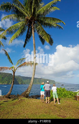 Drei Touristen, an der nördlichen Küste von Maui aus Keanae gesehen, auf dem Weg nach Hana, Maui, Hawaii, Vereinigte Staaten von Amerika Stockfoto