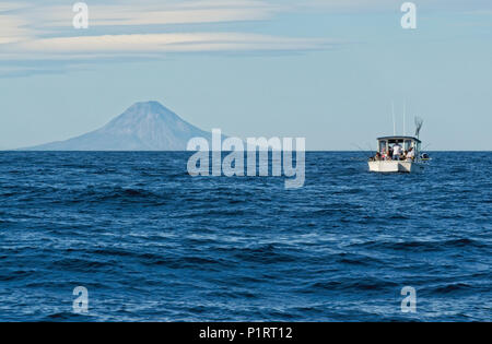 Sport Fischereifahrzeugs, der Optimist, Trolle für König Lachs im Cook Inlet mit Augustine Vulkan droht an der West Küste, Süd Alaska Stockfoto