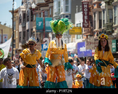 SAN FRANCISCO, Ca - 27. MAI 2018: Frau auf Stelzen und mexikanischen festliche Verschleiß geht hinunter die Straße an der Carnaval Festival Stockfoto