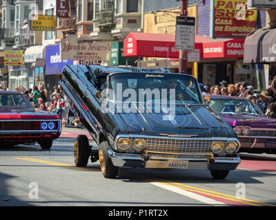 SAN FRANCISCO, Ca - 27. Mai, 2018: Der Mann, der den Beweis für seine Hydraulik Low Rider am Karneval Grand Parade im Mission District von San Francisco. Stockfoto