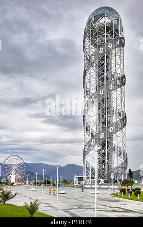 BATUMI, Georgien - OKTOBER 3, 2017: Alphabetisch Turm und Riesenrad in Batumi, Georgien. Stockfoto