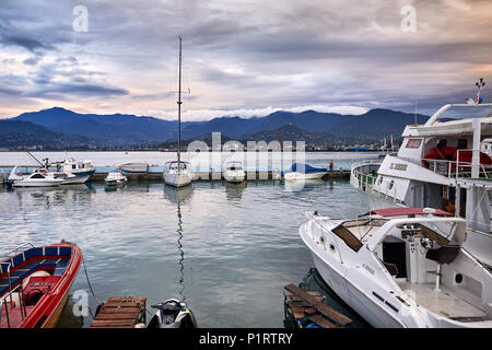 BATUMI, Georgien - OKTOBER 3, 2017: Hafen mit Fischerbooten und Yacht an bedeckt stürmischen Himmel Stockfoto