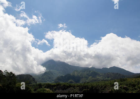 Blick auf den Mount Merapi mit Wolken decken Sie die Oberseite in sonniger Tag, Yogyakarta, Indonesien Stockfoto