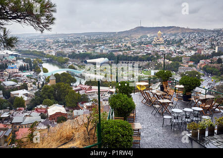 Leere cafe Festung Narikala mit Panoramablick bei bedecktem Himmel Tiflis, Georgien Stockfoto