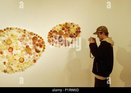 Sala de Arte 'Metronom' En El Barrio de El Borne/La Ribera; exposición y haciendo visitante fotografías. Stockfoto