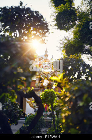 Riesige Dämon Statur in der Nähe von buddhistischen Tempel Wat Arun in Bangkok bei Sonnenuntergang Stockfoto