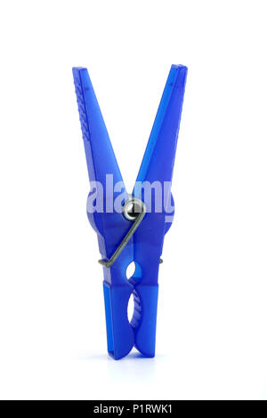 Kunststoff blau clothespin auf weißem Hintergrund Stockfoto