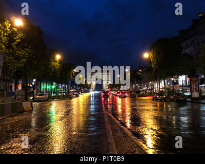 Paris, Frankreich. 28 Mai, 2018. Die Champs Elysee Straße bei Nacht mit dem Triumphbogen in der Mitte ist auf dem Bild zu sehen. Credit: Alexander Pohl/Pacific Press/Alamy leben Nachrichten Stockfoto