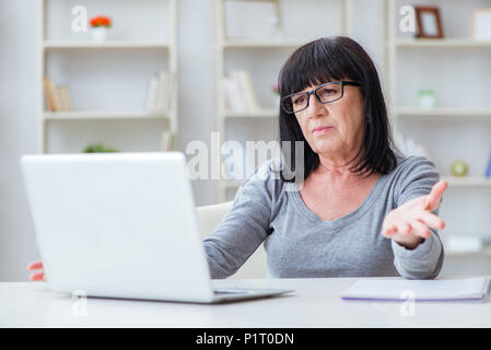 Ältere Frau am Computer zu kämpfen Stockfoto